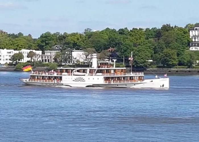 Am Elbufer Hamburg
